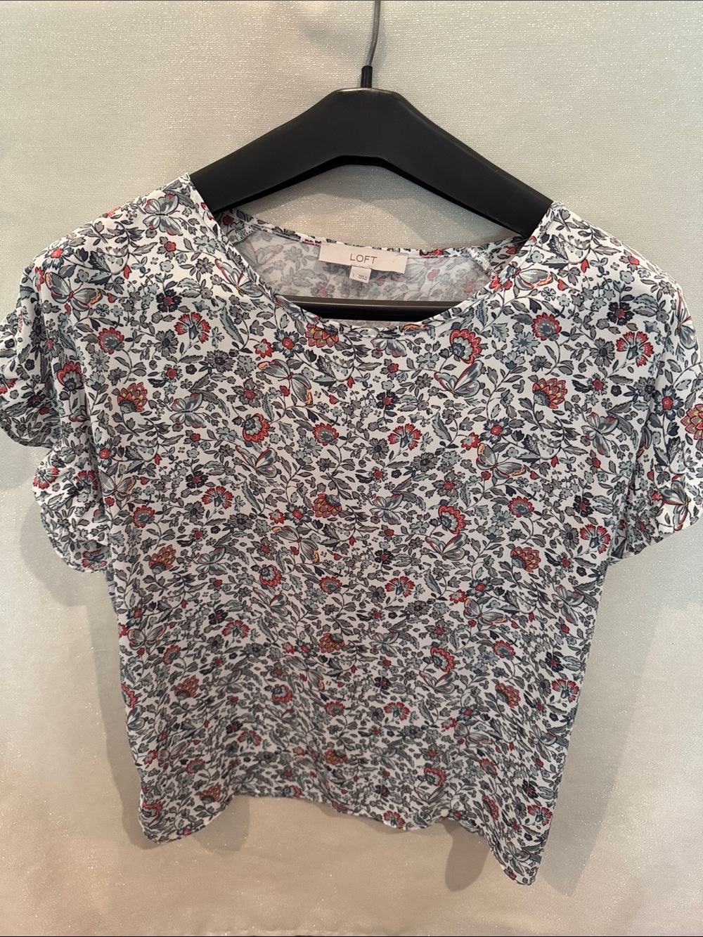 LOFT White Floral Short Sleeve Crewneck Blouse with Red & Navy Details